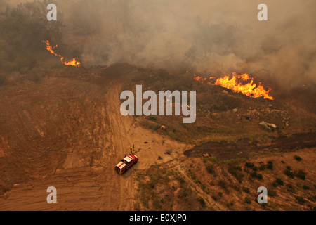 Les équipes de lutte contre l'Calfire Las Pulgas wildfire car elle brûle à travers les contreforts du Marine Corps Air Station le 14 mai 2014 au Camp Pendleton, en Californie. Le Las Pulgas sur feux de camp Pendleton a brûlé plus de 15 000 acres et est le plus grand feu dans le comté de San Diego l'histoire. Banque D'Images