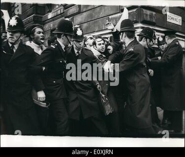 02 février 1967 - Les étudiants protestent à Londres. Aujourd'hui, les étudiants ont organisé des manifestations publiques contre la décision du gouvernement de faire des frais pour les étudiants étrangers. Photo : Keystone montre une partie des manifestants étudiants étant détourné de Downing Street aujourd'hui. Banque D'Images