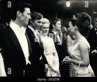 Février 02, 1967 - Princesse Margaret assiste à Royal film performance. : S.A.R. la Princesse Margaret a assisté ce soir à la Royal film performance 1967, du film ''The Taming of the Shrew'', avec Elizabeth Taylor et Richard Burton, au Théâtre Odeon, Leicester Square, Londres o Aid the Cinema and Television, Benevolent Fund. La photo montre la princesse Margaret Seen parlant à Per Oscarsson de Suède, qui est un acteur, à sa gauche Laurence Harvey, et à sa droite Martha Hyer. Banque D'Images