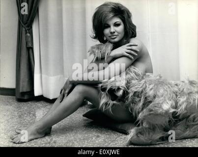 10 févr. 02, 1967 - L'étoile d'or du cinéma italien est un brown Torres : Monica Pardo, né à Sassari en Sardaigne , 19 ans Banque D'Images