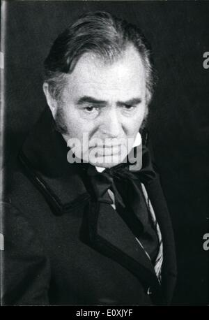 Mar. 03, 1967 - James Mason d'honnête Enseignant : Hollywood star James Mason ne posent à l'heure actuelle pour une caméra de télévision couleur à Salzbourg aussi l'enseignant honnête Franz Xaver Gruber. Il joue le rôle de l'enseignant Gruber qui a réuni avec l'Oberndorf parson Joseph Mohr, écrit la chanson de Noël ''Stille Nacht, Heilige Nacht'' (Douce Nuit, Sainte Nuit) plus qu'il y a cent ans. Maintenant est-ce que la société de production de télévision ABC shoo l'histoire de cette chanson. Réalisateur est Daniel Mann (La petite maison de thé) Banque D'Images