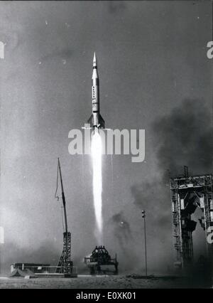 Mar. 03, 1967 - Martine retour sur Terre en toute sécurité : le premier singe de l'espace Français Martine est revenu à terre sains et saufs après un vol spatial dans une Vesta depuis Hammaguir base spatiale. Photo montre la Vesta lancé à partir d'Hammguir avec Martine base spatiale à bord. Banque D'Images