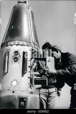 Mar. 03, 1967 - Martine retour sur Terre en toute sécurité : le premier singe de l'espace Français Martine est revenu à terre sains et saufs après un vol spatial dans une Vesta depuis Hammaguir base spatiale. La photo montre la Martine d'être placés dans sa capsule. Banque D'Images