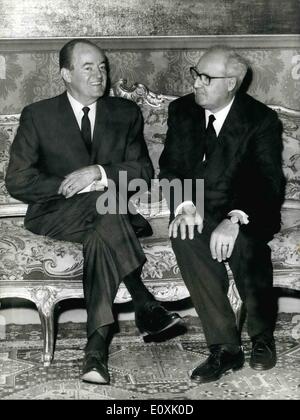 Mar. 03, 1967 - Le Vice-président américain Hubert H Humphrey est à Rome pour une visite officielle de trois jours, comme quatrième étape de hie tournée en Europe PO =Président de la République italienne Giuseppe Saragat, droite, a reçu le vice-président Humphrey Banque D'Images