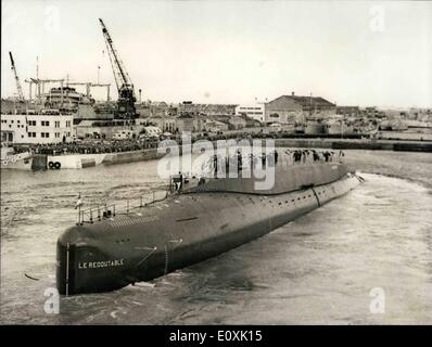 Mar. 03, 1967 - Premier sous-marin nucléaire français lancé : Général Dengaull a présidé la lancée du premier sous-marin nucléaire français ''Redoutable'' à Cherbourg aujourd'hui. La photo montre la redoutable dans Chadbourg Port. Banque D'Images