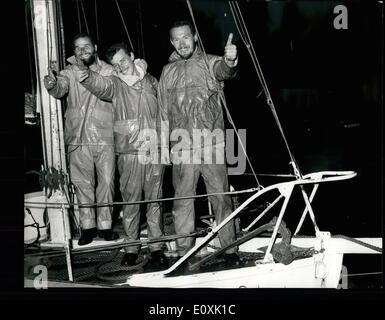 Mar. 03, 1967 - L'Suhaili arrive après un voyage de 15 000 : Le pied 32 Bermuda ketch gréé Suhaili, est arrivé à FGravdend hier, après un voyage aventureux 15 000, d'une durée de 15 mois, à partir de Bombay, via le cap, avec trois jeunes britanniques à bord. Ils sont Robin Knox- Johnston, 26 ans, et son frère Christopher, 22 ans, de la Rookery, Downe, Kent, et Allemand né Heinz Fingerhut, 25 ans, de chevaliers tonne Lodge, New Hedges, Tenby, Pembrokeshire. Photo montre : qui est représenté sur la carte à l'arrivée à Gravesend Suhaili hier sont (de gauche à droite) Fingerhut, Christopher Knox Johnston et Robin Knox Johnston. Banque D'Images