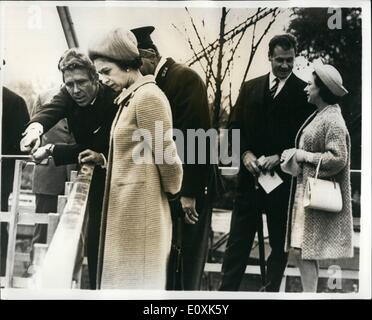 05 mai 1967 - La reine visite le Zoo : Sa Majesté la Reine qui est le patron de la Zooligical Society de Londres, a visité le Zoo de Londres à Regent's Park aujourd'hui. Au cours de cette visite, Sa Majesté, qui était accompagné de la Reine Elizabeth, a ouvert le nouveau Pavillon Charles Clere pour les mammifères. Le Pavillon a été construit au coût de 200 000 &pound;, donnée par M. Clere. Photo montre la reine avec Lord Snowdon que sa guide, est intéressé par les fonctionnalités de la nouvelle volière, conçu par Lord Snowdon. La princesse Margaret est sur la droite. Banque D'Images