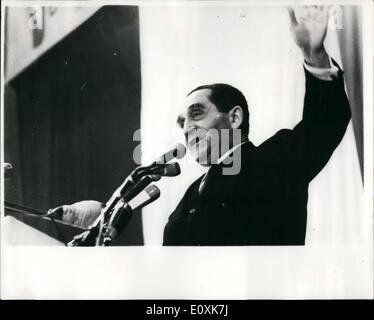 03 mars 1967 - débat préélectoral en France : à quelques jours des élections législatives, les leaders de l'opposition tiennent des réunions de dernière minute dans toute la France. Un débat électoral entre M. Pompidou, premier ministre français, et M. Mendes France, ancien premier ministre et candidat de gauche  Grenoble, a eu lieu lundi soir à Grenoble. La photo montre M. Mendes-France, vu parler lors du débat à Grenoble. Banque D'Images