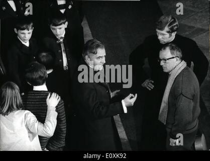 Mar. 03, 1967 - James Mason d'honnête Enseignant : Hollywood star James Mason ne posent à l'heure actuelle pour une caméra de télévision couleur à Salzbourg asa le professeur Franz Xaver Gruber honnête. Il joue le rôle de l'enseignant Gruber qui a réuni avec l'Oberndorf Parson Joseph Mohr, écrit la chanson de Noël ''Stille Nacht, Heilige Nacht'' (Douce Nuit, Sainte Nuit) Moreno qu'il y a cent ans. Maintenant est-ce que l'ABC Television Production Com ensemble tirer l'histoire de cette chanson.réalisateur est Daniel Mann (''la petite maison de thé'') Banque D'Images