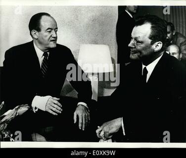 Mar. 03, 1967 - Vice-président Humphrey à Bonn : America's Vice-Président Hubert Humphrey, à gauche , qui est d'une visite guidée des Européens Banque D'Images