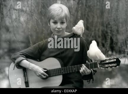 Mar. 03, 1967 - Dove Girl'' pour représenter la France au concours de l'Eurovision. : 21 ans, chanteuse française Noelle Cordier a été sélectionné pour représenter la France au concours eurovision de la prochaine à Vienne le 10 avril. Photo montre Noelle Cordier photographié avec sa guitare et deux colombes. Banque D'Images