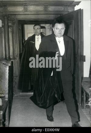 05 mai 1967 - anobli.. était le ministre fédéral des Finances, Franz Josef Strauss, le 4 mai à Regensburg. La cérémonie a eu lieu dans le sacerdoce de Ratisbonne. Mgr Graber reçu le CSU-président avec la Croix de chevalier et les armoiries de l'Ordre allemand ''Saint Marien de Jérusalem''. Ops. : Franz Josef Strauss après la cérémonie. Dans le contexte le Dr Rudolf Hanstein. Banque D'Images