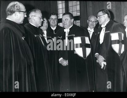 05 mai 1967, a été fait Chevalier - Le ministre fédéral des Finances, Franz Josef Strauss, 4 mai à Regensburg. La cérémonie a eu lieu dans le sacerdoce de Ratisbonne. Mgr Graber reçoit le président de la CSU avec la Croix de chevalier et les armoiries de l'Ordre allemand ''Saint Marien de Jérusalem''. Franz Josef Strauß après l'attribution de la Croix de chevalier et la robe. Banque D'Images