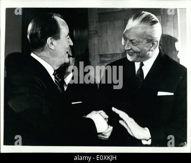 05 mai 1967 - M. Humphrey rencontre la chancelière Kissinger : Photo montre America's Vice-président M. Hubert Humphrey, en agitant de gauche Banque D'Images