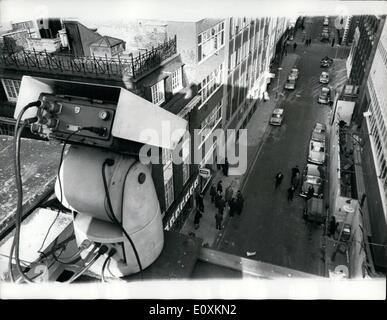 Mar. 03, 1967 - Hidden Camera TV Police omet de voleurs de bijoux sur place dans la région de Hatton Garden Raid : les caméras de télévision ont été installés à Hatton Garden, London's marché du diamant, il y a deux ans, afin de repérer les voleurs. Mais hier, quand un gang a fait un raid 50 000 l'appareil photo a été coupée. Il ne fonctionne que la nuit. Les voleurs s'en les bijoutiers dans Cross Street en prétendant être le détective à la recherche d'or volé. Puis ils ont attaché le personnel et a pris les bijoux. Photo montre la police ''crime'' espion caméra TV regarde vers le bas sur la scène de l'raid - mais il n'était pas allumé pendant le temps de vol qualifié. Banque D'Images