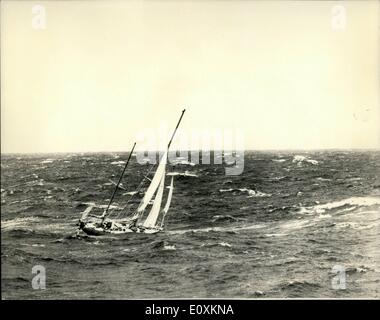 Mar. 03, 1967 - Chichester Arrondit la corne : Photos reçu à Londres aujourd'hui montrant Sir Francis Chichester dans Spongieuse IV franchir le cap Horn lundi dernier. Ces photos prises à partir de la Marine royale ice patrol ship transparent qui est sorti pour la plupart de Chichester. Photo montre Sir Francis Chichester dans Spongieuse IV comme il fait son chemin autour de la corne, il peut être vu en se penchant à la poupe du bateau. Banque D'Images