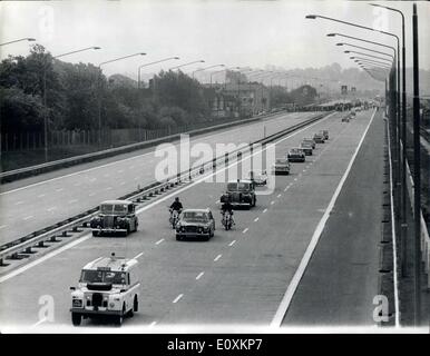 Mars 05, 1967 - Mme château ouvert de nouvelles M.L. Extension : La ministre des Transports, Mme Barbara Castle, hier, a ouvert quatre milles de hendon autoroute urbaine, qui étend l'O.F. Southards au nord de cinq façons Corner. Le ministre des Transports et les cavalcades de wagons de marquer l'ouverture de la nouvelle autoroute carriage way extension de cinq façons à Hendon. Station Hendon peut être vue sur la droite. Banque D'Images