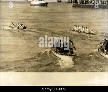 25 mars 1967 - 25.3.67 Oxford a remporté la course de bateau. Oxford Cambridge a battu aujourd'hui à la 113e Course de bateau de Putney à Mortlake. Photo : Keystone montre Oxford (à gauche) comme vu menant Cambridge de trois quarts de longueur, juste après le passage du pont de Hammersmith, pendant la course d'aujourd'hui. Banque D'Images