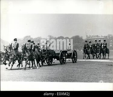 Mai 05, 1967 - Examen par la troupe du Roi, Royal Horse Artillery par la Reine du Hyde Park : l'examen de la troupe du Roi, Royal Horse Artillery par Sa Majesté la Reine, a eu lieu aujourd'hui à la place des Gardes, Hyde Park. La Reine était accompagnée par le roi Faisal d'Arabie saoudite (qui sont arrivés ici hier pour une visite d'État), et le duc d'Édimbourg. Photo montre la Troupe du roi au-delà de l'estrade royale au galop à l'examen d'aujourd'hui à Hyde Park. Banque D'Images