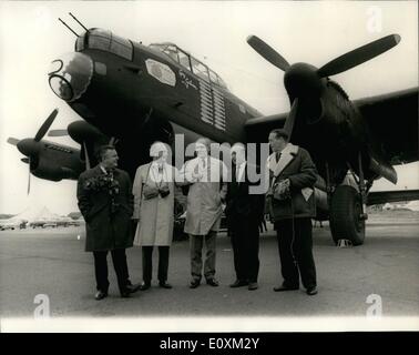 05 mai 1967 - ''Dam Busters'' anniversaire. Bombardier Lancaster vole à Scampton. Un bombardier Lancaster dans la guerre livrée de Royal Air Force Bomber Command, a fait un vol commémoratif de Biggin Hill, Kent, à la R.A.F. Gare, Scampton, Lincolnshire - Accueil de No 617 Squadron (''The Dam Busters'') - Pour marquer le 24e. anniversaire du raid qui a violé les Mehne Eder et barrages à l'est de la Ruhr. À bord de l'appareil sont plusieurs ex-617 de l'équipage de l'Escadron qui ont pris part au raid, y compris M. G. Lieu et M. W. TOWNSEND, les barrages et les pilotes RAID M. D. Webb, un mitrailleur sur le raid Banque D'Images