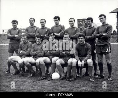 12 mai 1967 - Groupe de l'équipe de Chelsea. Rencontrez Tottenham Hotspur FC Chelsea en finale de la coupe d'Angleterre à Wembley le 20 mai, et les membres de Banque D'Images