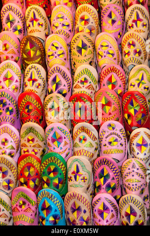 Chaussons marocains traditionnels bordée de Boutique Afficher dans le marché de Marrakech Banque D'Images