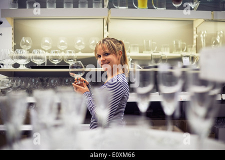 Young hispanic woman shopping pour les meubles, verres, vaisselle et décoration en magasin Banque D'Images