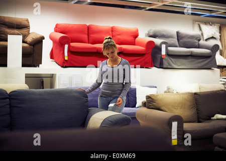 Young hispanic woman shopping for mobilier, canapé et décoration en magasin Banque D'Images