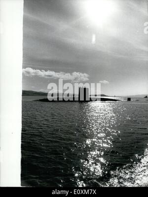 Avril 04, 1967 - sous l'eau de Singapour. Le sous-marin à propulsion nucléaire Valiant, 3 500 tonnes, est arrivé hier à Faslane, Gare Loch, Dunbartonshire, hier, à l'accorder d'un sous-marin de 12 000 miles de voyage Singapour - un record britannique. Photo montre le sous-marin nucléaire- H.M.S. Valiant, photographié hier à son arrivée à Faslane, Gare Loch, Dunbartenshire. Banque D'Images