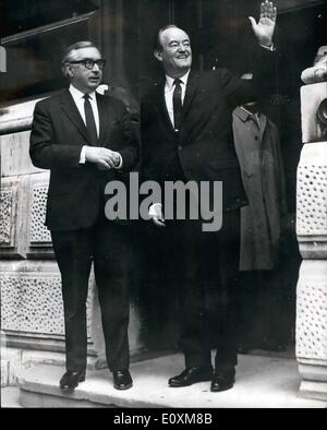 Avril 04, 1967 - Le Vice-président repas avec la secrétaire des Affaires étrangères. Le Vice-président américain, M. Hubert Humphrey, qui est en visite en Grande-Bretagne, aujourd'hui a déjeuné avec le Ministre britannique des affaires étrangères, M. George Brown, à son domicile à Carlton Gardens. Photo montre : Vice-président, M. Hubert Humphrey et M. George Brown sont représentés comme ils ont quitté l'Office des étrangers pour leur déjeuner de travail à Carlton Gardens. Banque D'Images