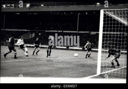 25 mai 1967 - L'Angleterre a battu l'Espagne 2-0 à Wembley. Dans l'International match de football à Wembley hier soir l'Angleterre battre l'Espagne 2-0. Photo : Jimmy Greaves vu l'Angleterre notation fist but à Wembley hier soir Banque D'Images