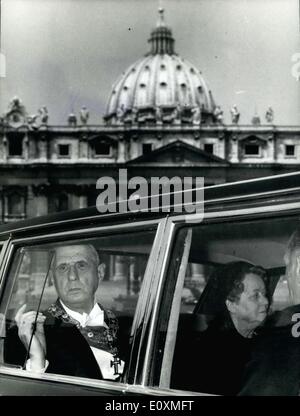 31 mai 1967 - Cité du Vatican -- Le Pape Paul VI a reçu dans une audience officielle, le président de la Ré-publique française Charles De Gaulle, accompagné de son épouse. La photo montre la Gen ; De Gaulle quitte le Vatican. Banque D'Images