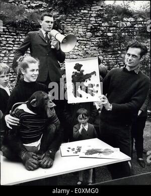 31 mai 1967 - Les oeuvres d'art par un singe sont mis aux enchères. Quinze des peintures d'un vieux de cinq ans ape, Cindy Lou, qui a eu la peinture multicolore pour l'année splodges au Zoo de Dudley, Worcester, ont été vendus à une vente aux enchères. L'enchère a été réalisée par BirminghamHorst Klose Aucun des 10 premiers lots atteint la marque. Mais alors, lorsque Lot II a été démontré, monsieur David Earle, 30 ans, inspecteur de Henley in Arden, Warwicks, payé 5.10s après une rapide séance d'enchères. Au total, l'enchère soulevées 9.8S.6d. pour le Fonds mondial pour la nature Banque D'Images