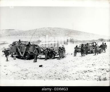 31 mai 1967 - La tension au Moyen-Orient des scènes dans le désert du Néguev. Photo montre des soldats israéliens prendre facile puisqu'elles se tiennent à côté de leurs camions de l'armée dans un campement dans le désert du Néguev. Banque D'Images