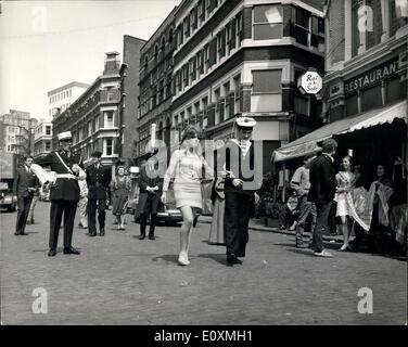 Juin 04, 1967 - Londres, le marché de Billingsgate transformé en front de mer pour les nantis d'un film : Bud Yorkin, directeur et directeur artistique Michael Stringer, de ''Casino Royale'' fame, ont transformé le marché aux poissons de Billingsgate Le Havre en front de mer pour les Mirisch Films comédie de plusieurs millions de dollars, ''Glouseau Inspecteur''. Chaque boutique, rue et signe de la circulation au sein de l'un-milles carrés dans et autour du marché a été converti en bisros trottoir. La jeune star de Broadway, Alan Arkin joue l'irrépressible Clouseau Banque D'Images