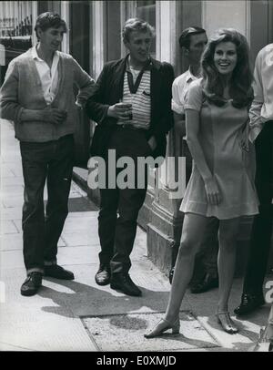 Juin 06, 1967 - Raquel Welch sur emplacement pour ''Bedazzled'' : La photo montre l'actrice Raquel Welch, représenté à Fulham hier, où elle était sur place pour le film ''Bedazzled'', ce qu'elle fait avec Peter Cook et Dudley Moore. L'homme de la photo n'est pas dans le film - il vient de se passer d'être autour de. Banque D'Images