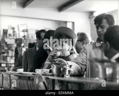 Avril 04, 1967 - L'actrice italienne Gina Lollobrigida et acteur français Jean Sorel est allé au Tribunal pour le procès d'appel. Ils sont accusés de travailler dans le film ''Le tronc Bam''(les poupées), dans une scène considérée comme immorale par la Cour. La cour d'abord condamné à deux mois de réclusion. Photo montre Gina Lollobrigida et Jean Sorel vu manger au bar de la cour pendant une pause de l'auditoire. Banque D'Images