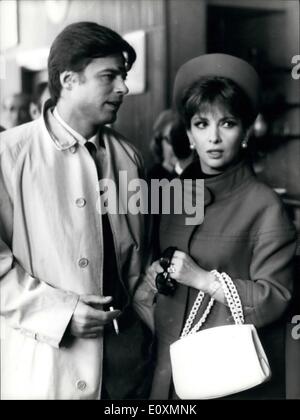 Avril 04, 1967 - L'actrice italienne Gina Lollobrigida et acteur français Jean Sorel est allé à la Cour pour le procès d'appel. Ils sont accusés de travailler dans le film ''Le tronc Bam'' (les poupées), dans une scène considérée comme immorale par la Cour. La cour d'abord condamné à deux mois de réclusion. Photo montre Gina et Lollbrigida Jean Sorel à l'extérieur de la Cour. Banque D'Images