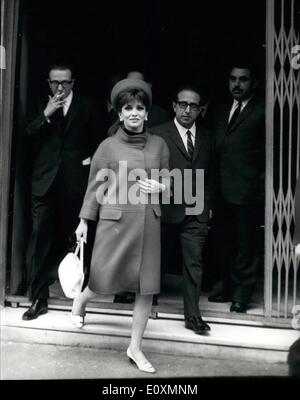 Avril 04, 1967 - L'actrice italienne Gina Lollobrigida et acteur français Jean Sorel est allé à la Cour pour le procès d'appel. Ils sont accusés de travailler dans le film ''Le tronc Bam'' (les poupées), dans une scène considérée comme immorale par la Cour. La cour d'abord condamné à deux mois de réclusion. Photo montre Gina quitte l'Ariston Ciné où la Cour vu l'acte incriminé scènes du film. Gina est accompagnée de son avocat Bavaro. Banque D'Images