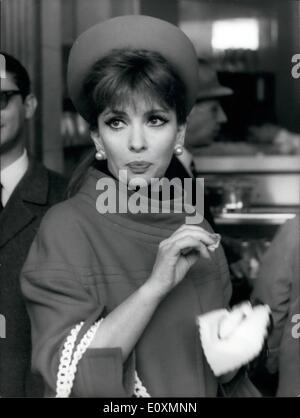 Avril 04, 1967 - L'actrice italienne Gina Lollobrigida et acteur français Jean Sorel est allé à la Cour pour le procès d'appel. Ils sont accusés de travailler dans le film ''Le tronc Bam'' (les poupées), dans une scène considérée comme immorale par la Cour. La cour d'abord condamné à deux mois de réclusion. Photo montre Gina Lollobrigida vu manger au bar de la Cour pendant une pause de l'auditoire. Banque D'Images