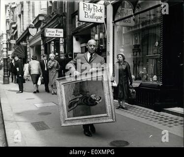 Avril 04, 1967 - M. Mann collecte les Picasso vendu à prix record du monde. M. David Mann, chef du New York's Bodley Gallery, qui a payé 190 000 &pound;pour un tableau de Picasso d'une mère debout près de la mer avec un enfant dans ses bras, recueillis la peinture de Sotheby's. Le prix payé a été un record du monde pour le travail d'un artiste vivant. M. Mann a acheté la peinture pour un client anonyme. Photo montre :- M. David Mann vu marchant sur Bond Street à Londres, après avoir recueilli le Picasso. Banque D'Images