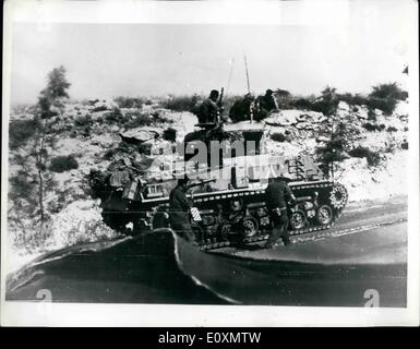 Juin 06, 1967 - La guerre du Moyen-Orient. Aller de l'israélien en Jordanie : les forces israéliennes ont conquis un certain nombre de petites villes et village autour de Jérusalem. La Jordanie stratégique canton de Beth Ikas donnant sur l'autoroute la capitale pour les morts était une première cible. Photo montre un réservoir Israël passant une défense jordanienne poster (centre gauche) avant d'accéder au Beth Iksa. Banque D'Images