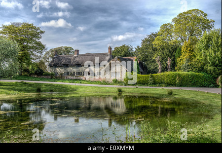 Géographie village avec étang de rosée Banque D'Images