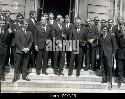 04 avril 1967 - invités de l'équipe française de rugby au déjeuner de P.M. : les vainqueurs français de Rughbymen à Dublin étaient invités à un déjeuner donné par le premier ministre pompidou dans sa résidence officielle aujourd'hui. De l à R Camberabero, Sitjar, ARBuder, Guy Camberabero, Canbanier, Carrere, KDauga, Darrouy, Spanghero, premier ministre Pompidou, n Battingne, président de l’association française Rughby, François Missoffe, ministre de la Jeunesse et des Sports, berejnoy Jean Prat (formateur) Dourthe et Gachassin. Banque D'Images