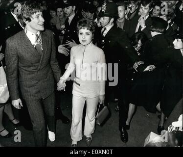 Avril 04, 1967 - Première mondiale de ''privilège''. : La première a eu lieu hier soir au Warner Theatre, Londres du film ''privilège'' qui stars Paul Jones, la chanteuse pop. C'est son premier film. La photo montre la chanteuse pop Paul Jones, qui dans le film - arrive pour la premiere avec sa femme, Sheila. Banque D'Images