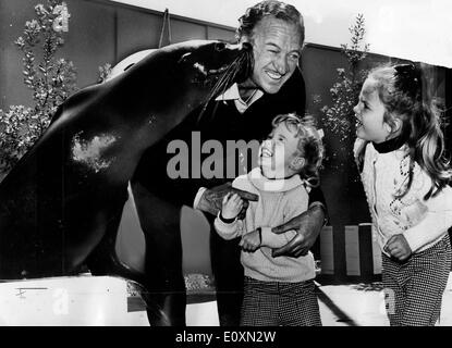 L'acteur David Niven avec ses filles à Marineland Banque D'Images