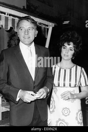 L'actrice Elizabeth Taylor avec son mari Richard Burton sur la côte d'Azur Banque D'Images