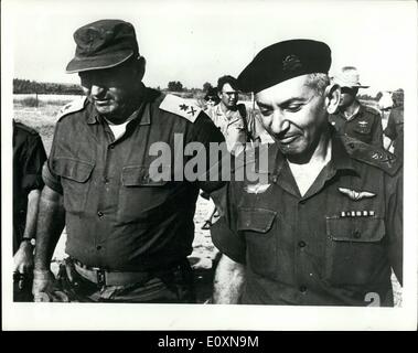 Juin 06, 1967 - Scène de la guerre au Moyen-Orient : Photo montre Général Bar Lev droit , récemment nommé chef d'état-major adjoint, p Banque D'Images