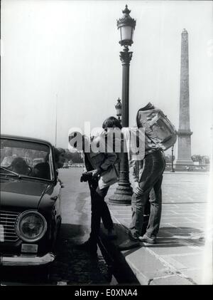 Juin 06, 1967 - une petite fille jouant dans un jouet Char Banque D'Images