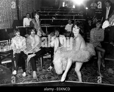 Les Beatles watch stripper Jan Carson Banque D'Images